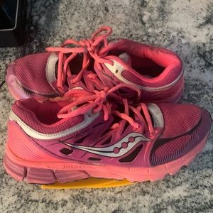 Girls Saucony size 5. Good shape.